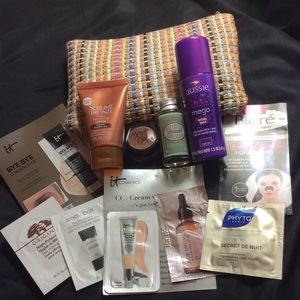 💋Beauty bag w/ assorted samples & zip pouch💋